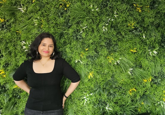 anagha deshpande vor einer grünen wand