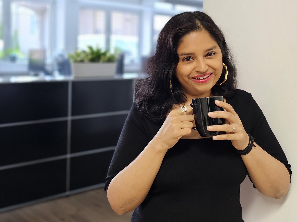 anagha trinkt aus einer tasse